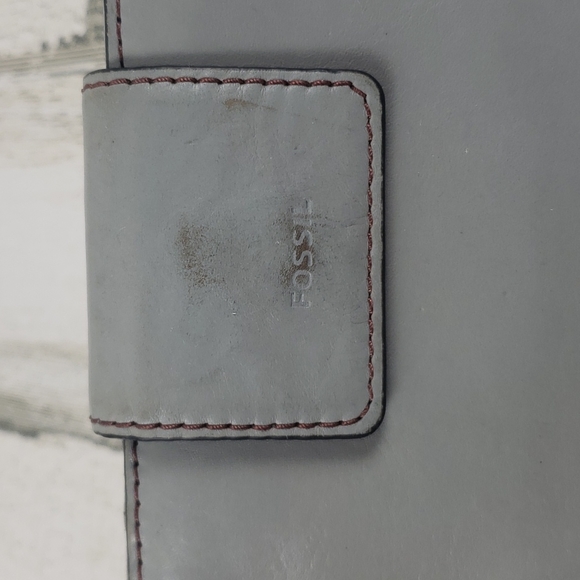 Fossil gray cowhide leather wallet, some wear to closure tab, otherwise clean - Picture 3 of 8